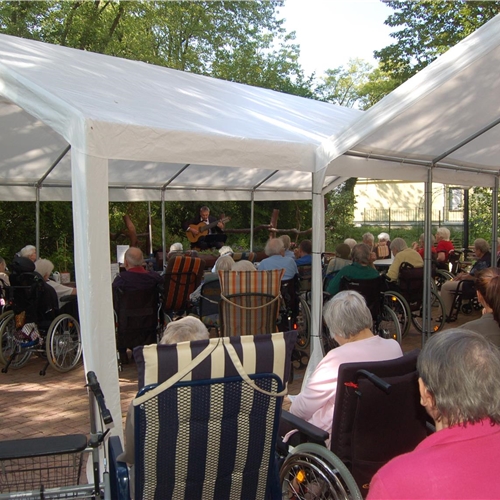 Romantische Gitarrenmusik im Garten